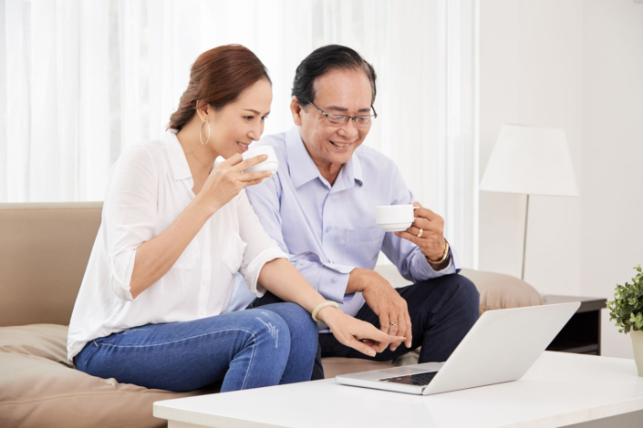 Aged_Couple_Watching_Movie_original_526612