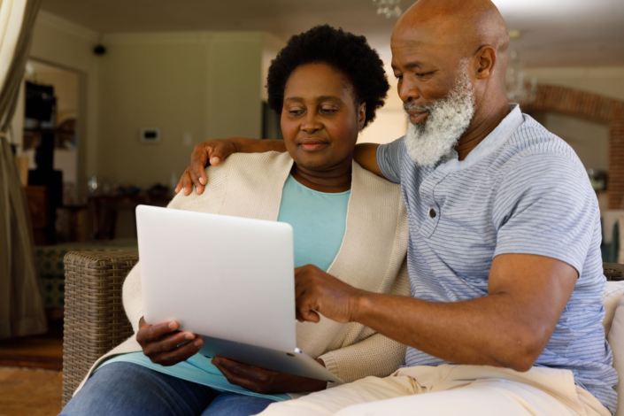 Couple_Using_Laptop_Together_original_3515509