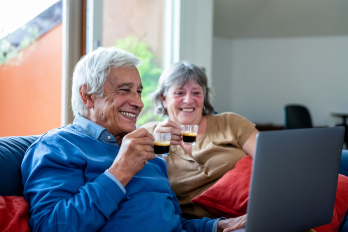 Happy_Old_Senior_Couple_With_Laptop_original_1576874