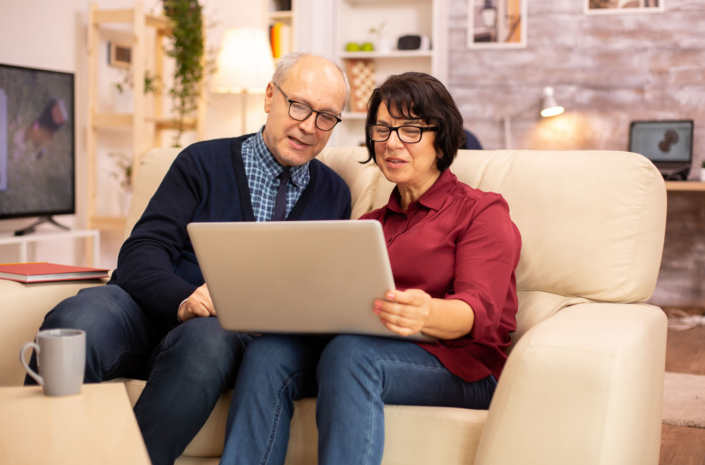 Old_Couple_Using_A_Laptop_original_365923