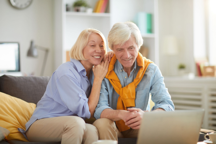 Smiling_Senior_Couple_Using_Laptop…_original_546979